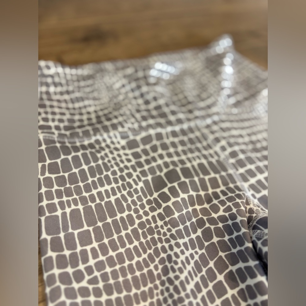 Balance Collection Crocodile Print Leggings Grey&White High-Waisted Size Small - Picture 3 of 7